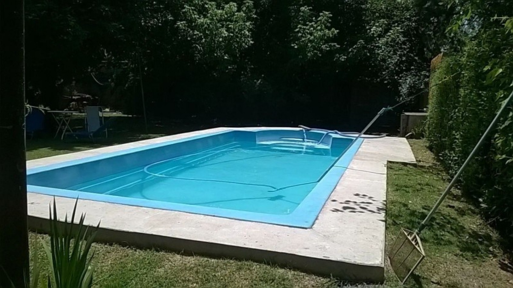Casa con gran parque y piscina.