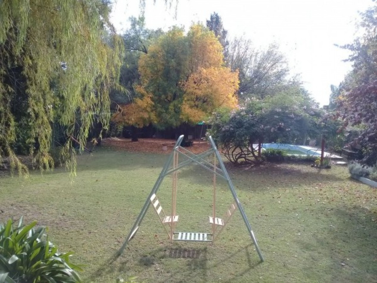 Casa con gran parque y piscina.
