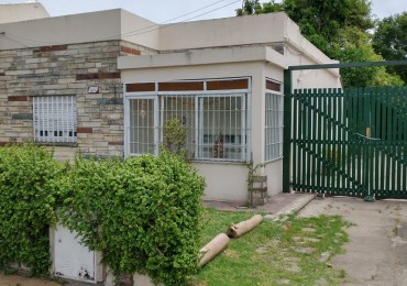 Casa en Villa Tesei con gran galpón al fondo