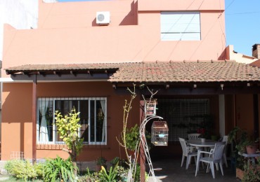 Casa con Departamento y Locales Villa Club al lado del Porteño