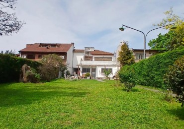 Casa con amplio parque sobre Pasaje Cintra Hurlingham