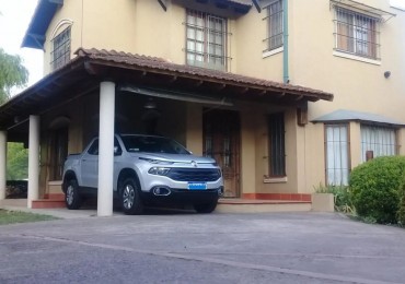 Casa quinta con parque y piscina.