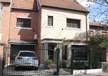 Casa triplex en centro de Hurlingham