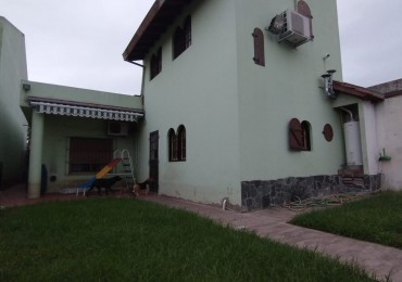 Casa con piscina, bien ubicada