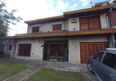 Casa robusta de 5 dormitorios y parque