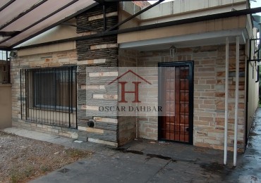 Casa con lote libre y dependencia