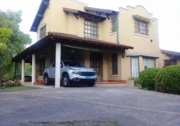 Casa con gran parque y piscina.